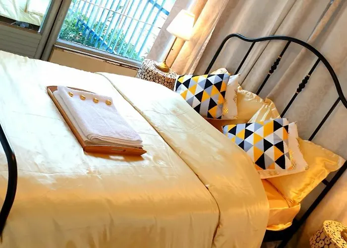 Pleasant Cozy Sunny Room With Garden