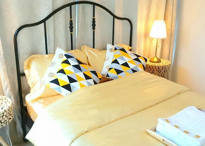 Pleasant Cozy Sunny Room With Garden