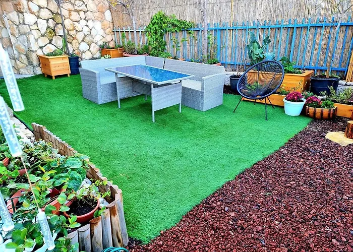 Pleasant Cozy Sunny Room With Garden